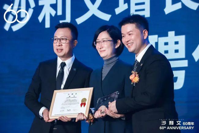 胡霁光博士颁发聘任证书王昕博士与王晨晖先生共同为杨国平先生颁发