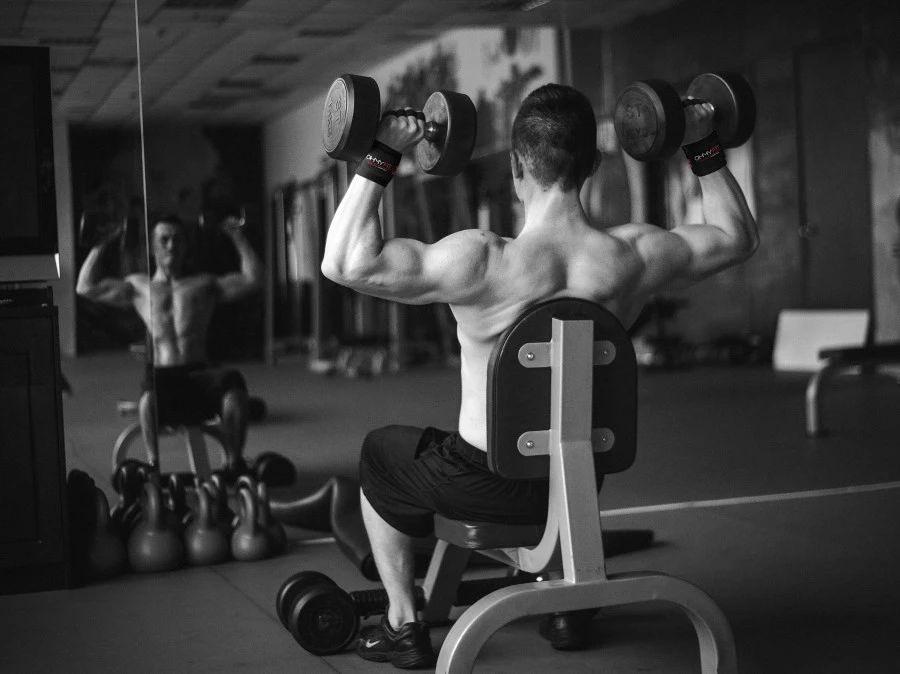 坐姿哑铃推举最难避免的两个错误,改正后事半