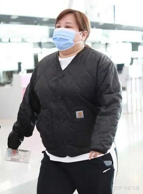 贾玲身材又胖了!穿小款羽绒服身材圆润,不过经典黑白搭配挺讲究