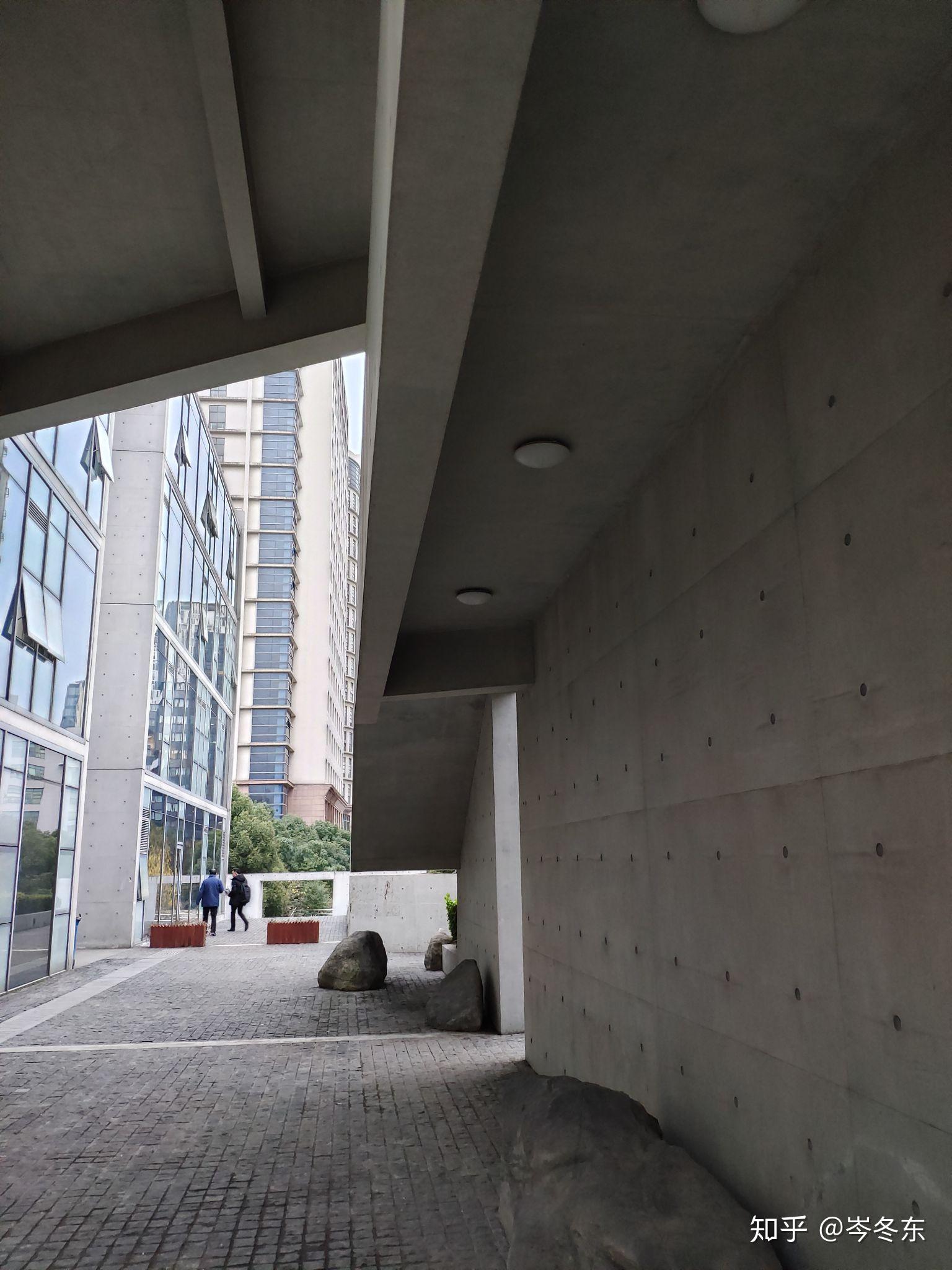 安藤忠雄设计的上海国际设计中心被评为第九届中国十大丑陋建筑第一名