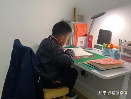 学业加重,用眼频率升高,保护娃的视力刻不容缓!美的桌面大路灯:究极护眼方案,娃写作业再也不说眼睛酸~