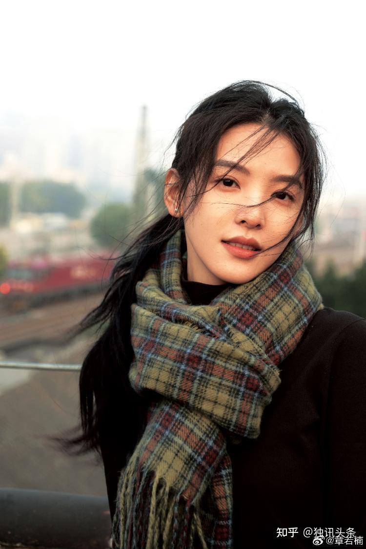章若楠穿风衣自在随性 笑容甜美灿烂 - 知乎