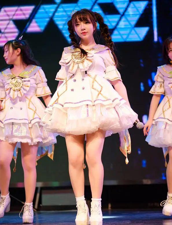 王奕萌秀新舞蹈,却暴露真实身材,小短腿又胖又粗,太毁形象了