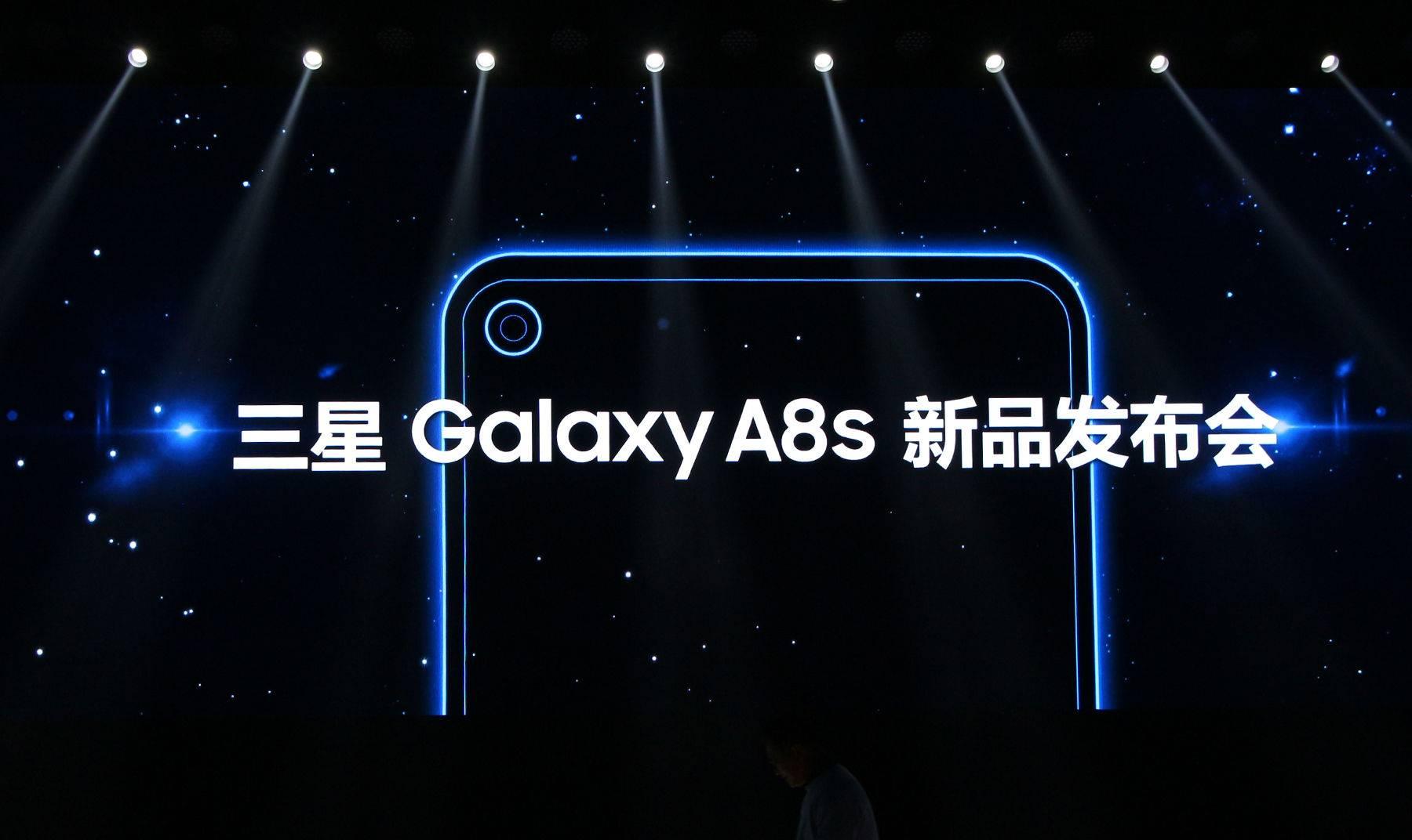 三星 galaxy a8s 现场图赏:采用「挖孔屏」设计,它看起来还挺酷的