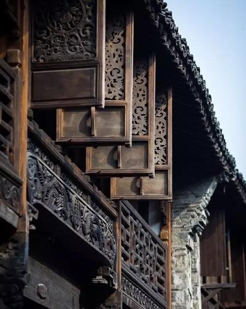 月光穿过窗棂照亮他眼角细微的皱纹