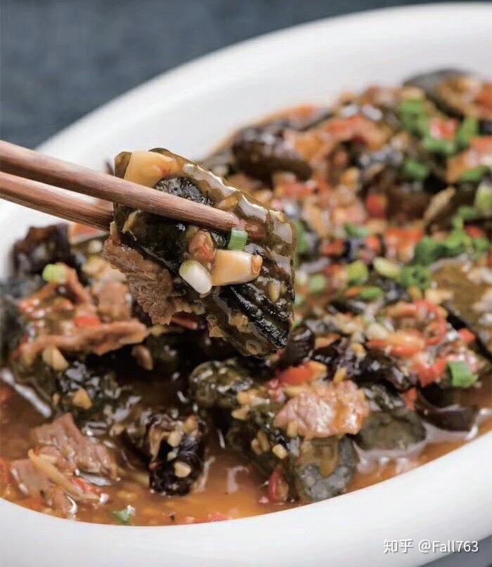 炒香,加入高汤烧开后加入盐,鸡精调好味,勾薄芡汁并均匀淋在豆腐上,撒