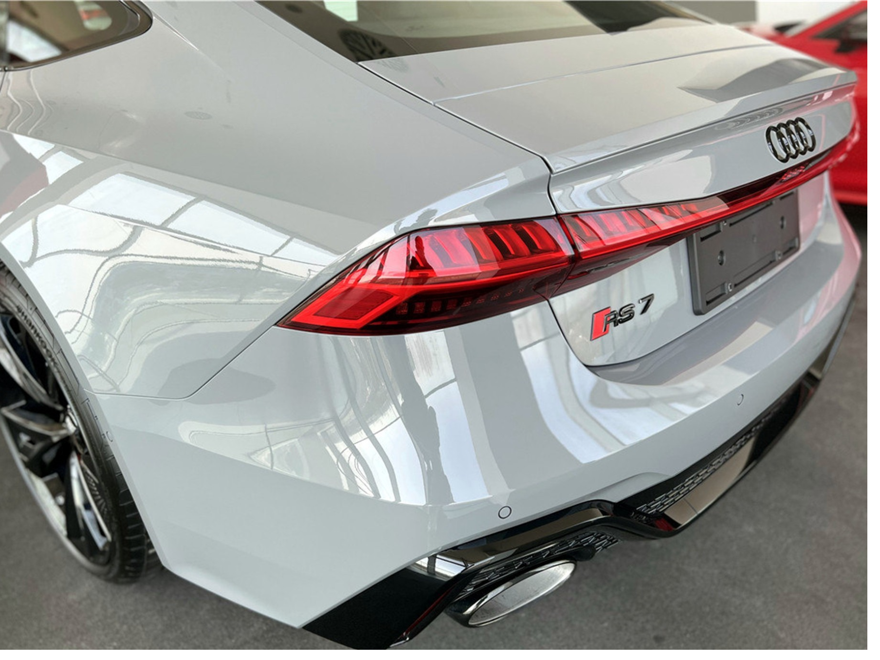 新到一台纳多灰奥迪rs7实车非常帅办下地190多万了