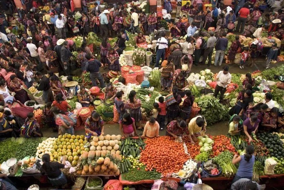 可以这样记:这不,嘴巴多了,你一言我一句就喧嚷起来了.