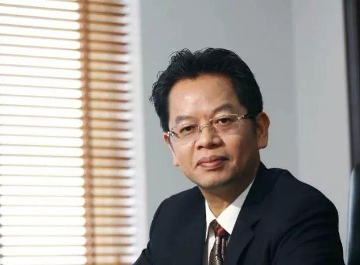 五菱牛逼之父韦宏文先生毕业于武汉工学院的韦宏文,有着比同龄人更