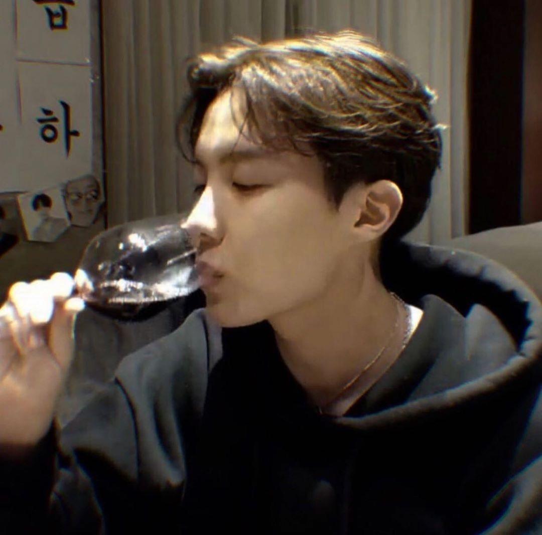 有没有防弹少年团帅气的喝酒图片,动图也可? - 知乎