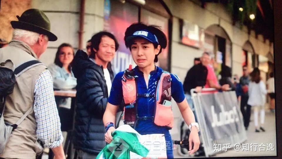 vivi丨澳门首位完赛utmb的美女跑者拄着拐杖筹措抗疫防护物资