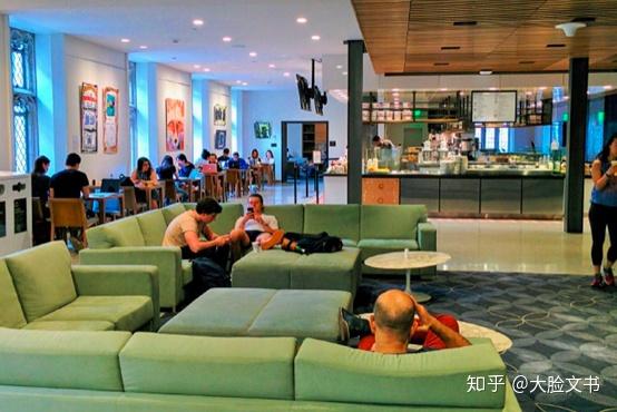 杜克大学餐厅被选定为美国大学的十佳餐厅之首,且食堂的满意度非常高.