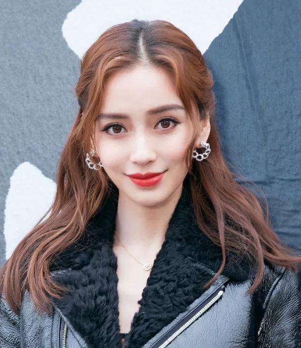 angelababy或者像ab这种,梳上带有各种俏皮弧度的日系中分长卷发,配以