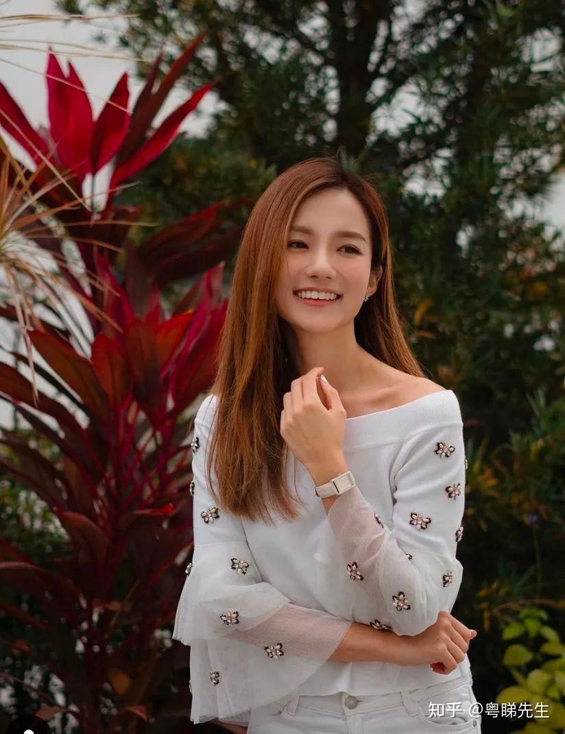 的港姐之一,同届冠军是tvb力捧小花陈晓华,季军是已退圈小花丁子田