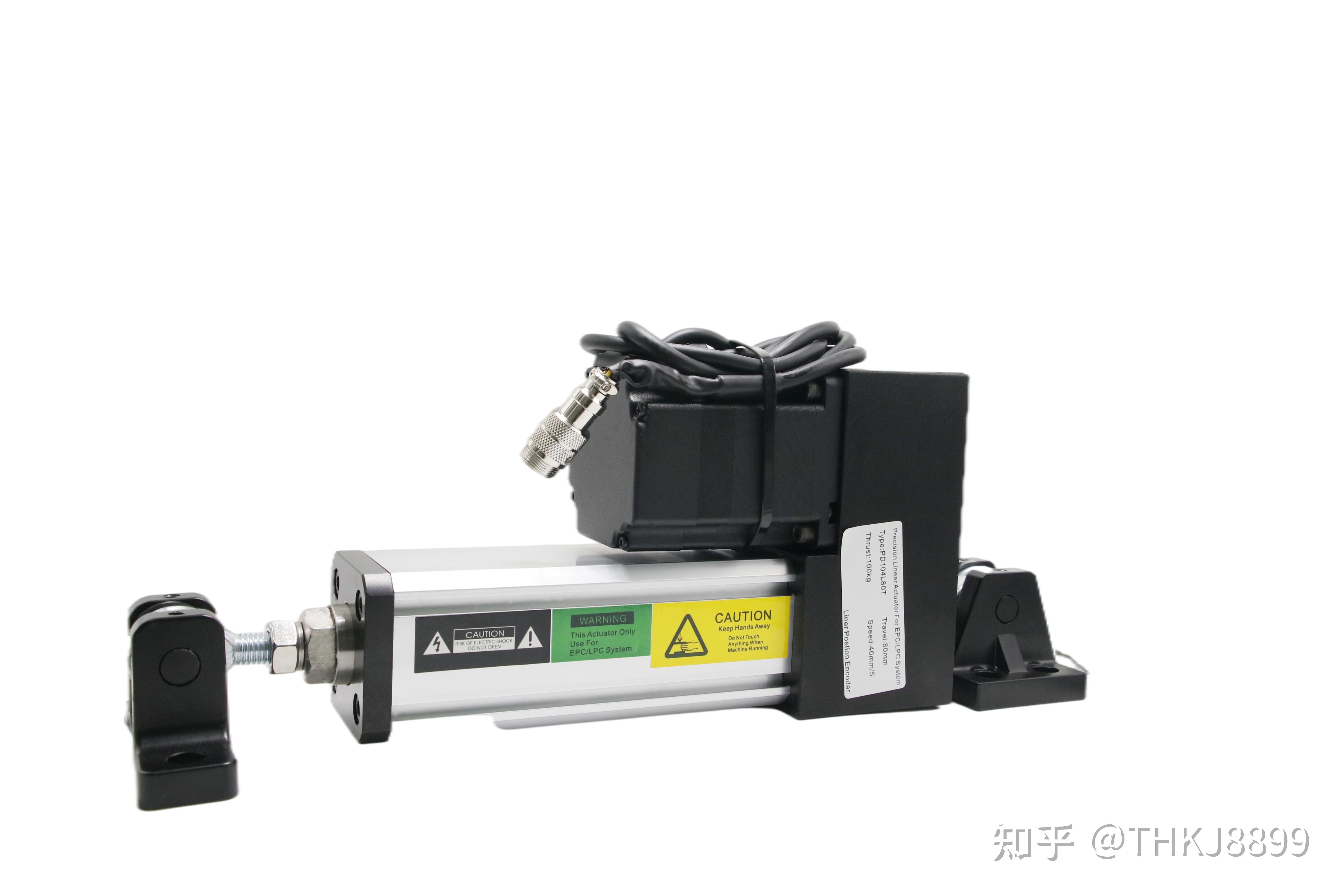 控制器控制电机驱动导辊或者丝杆进行纠偏