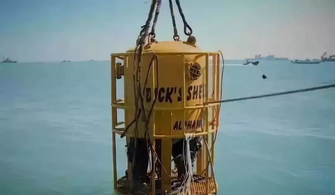 潜水钟的工作原理很简单:相当于把水杯扣在水中,用管子不停地往钟内