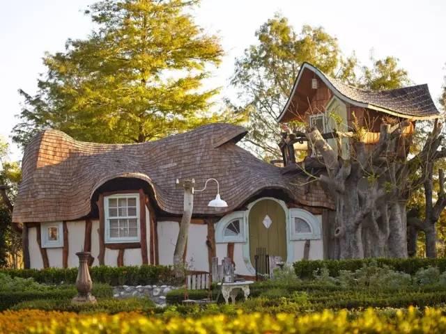 台湾乡下有座童话庄园的民宿,家具是世界各地淘来的旧物,主人是个拥有