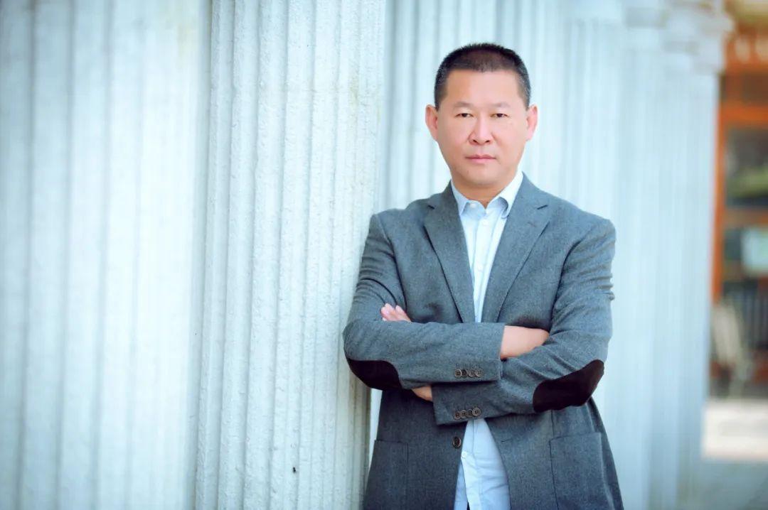 劲浪体育董事长赵瑜先生照片赵瑜出生于一个体育世家,母亲是国家射击