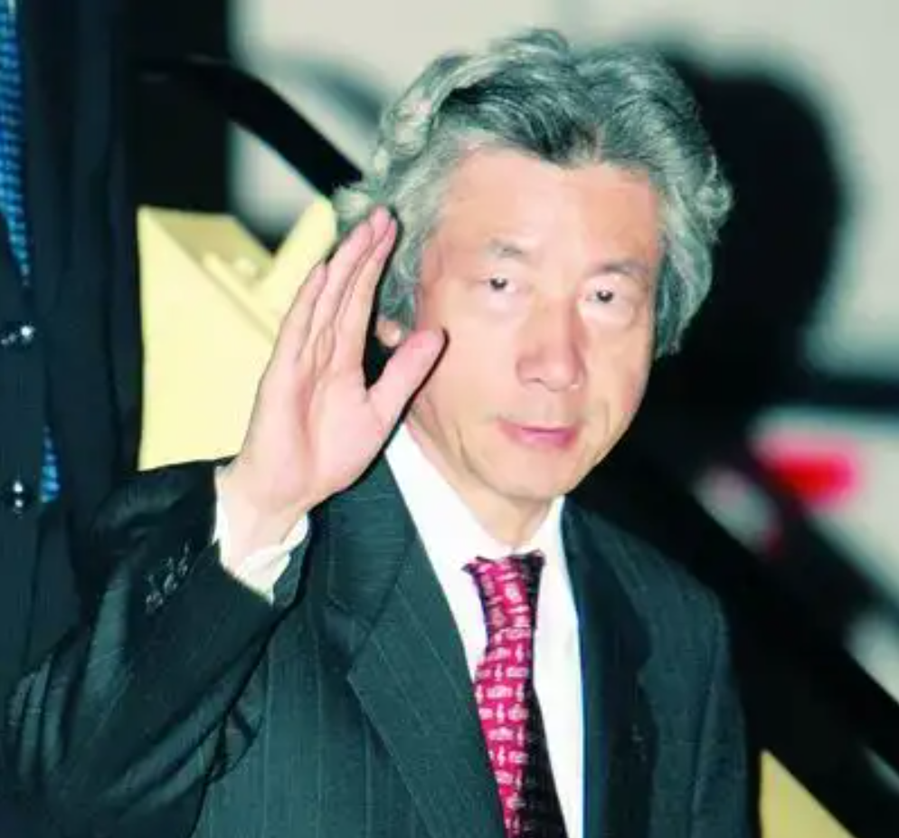 2001年小泉纯一郎访华，向抗日纪念馆鞠躬，写下两个汉字暗藏歹意 知乎