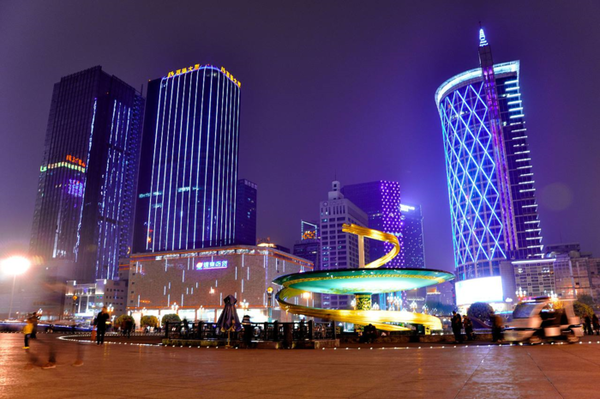 天府广场,位于四川省成都市锦江区人民南路一段,地处成都市中心心脏