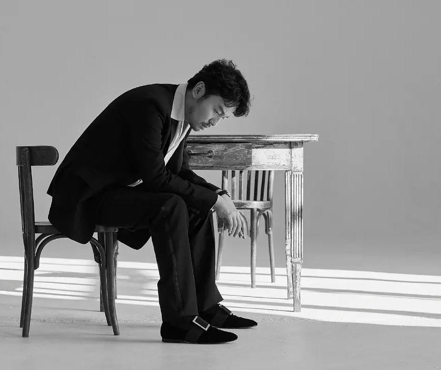 性并不简单他的脑袋里可以装下一个宇宙而他 正在寻找下一个宇宙秦驷