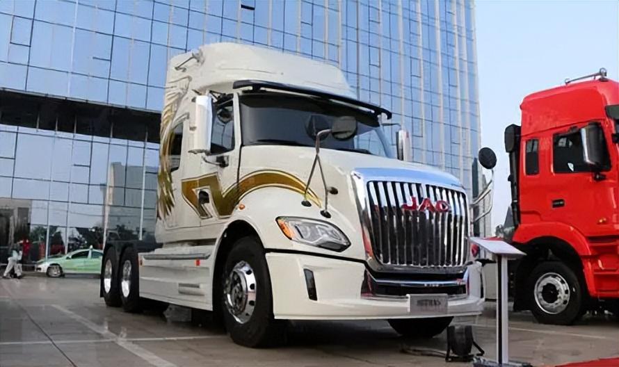 点以前;同时满足以下条件的半挂车牵引车:6,长头半挂车牵引车采用低货