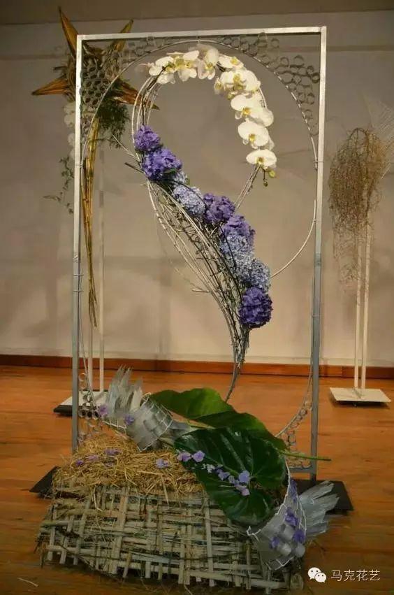 原来我们插花都是随意放在瓶里,有很多柔弱的花材只有通过架构,会展现