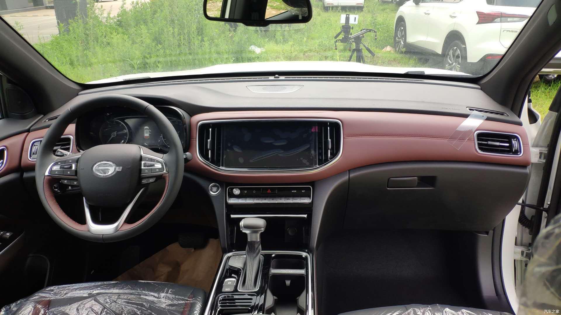 内饰中控也是非常大气的风格,采用10.