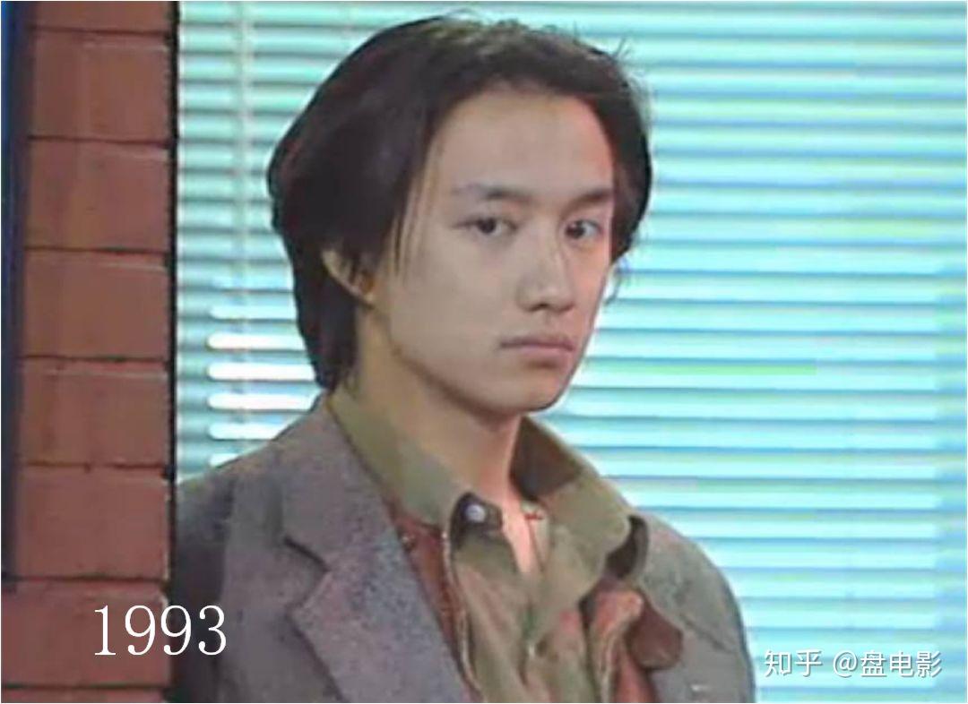 1993年的黄磊,留起了中长发,瘦下来以后,脸型在视觉上有了拉长的效果