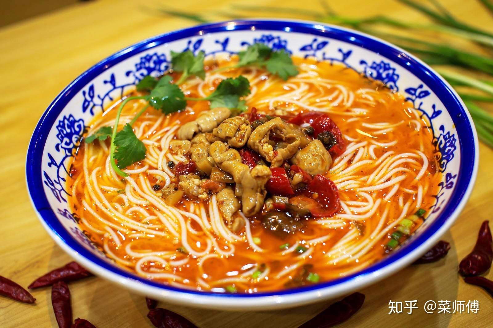 如何做出好吃的肥肠杂酱米粉简单三步你也能很快学会