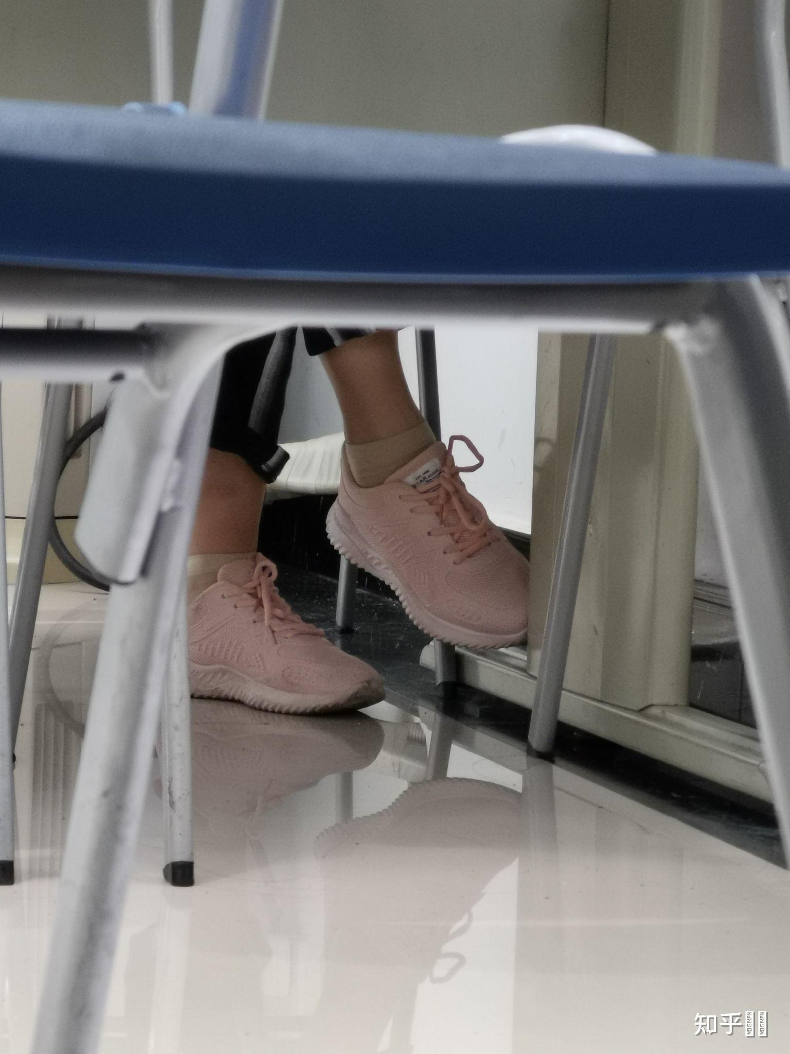 夏天穿短丝袜配运动鞋的多嘛?跑步的话容易滑吗? - 知乎