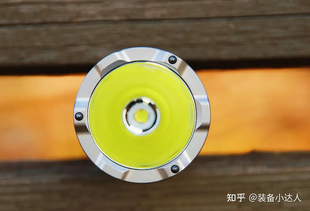 包装内有手电本体(带抱夹),手绳(后安装上去的),手电套,数据线,还有一