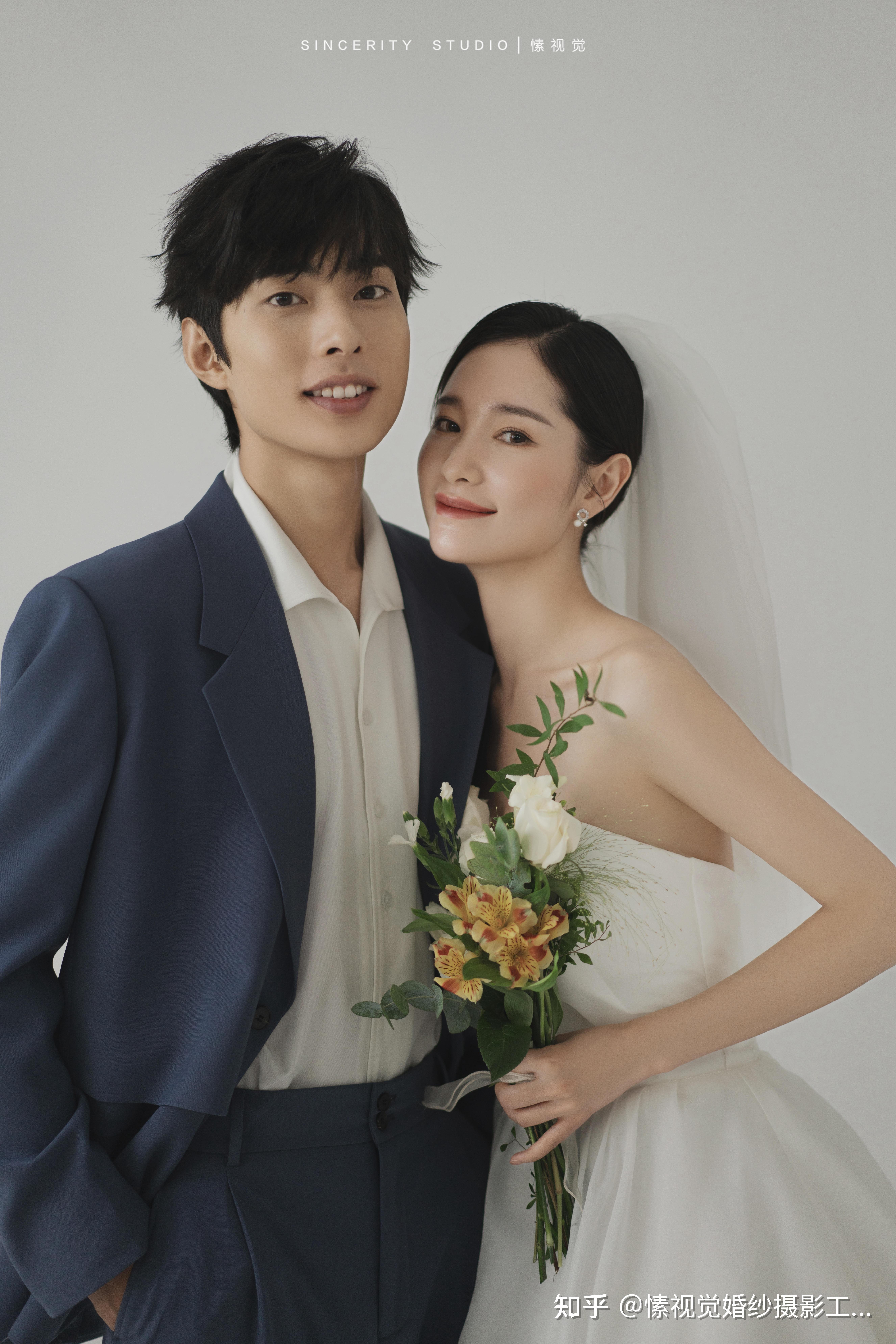 成都婚纱照摄影,新人必拍的极简室内婚纱照,简约高级感