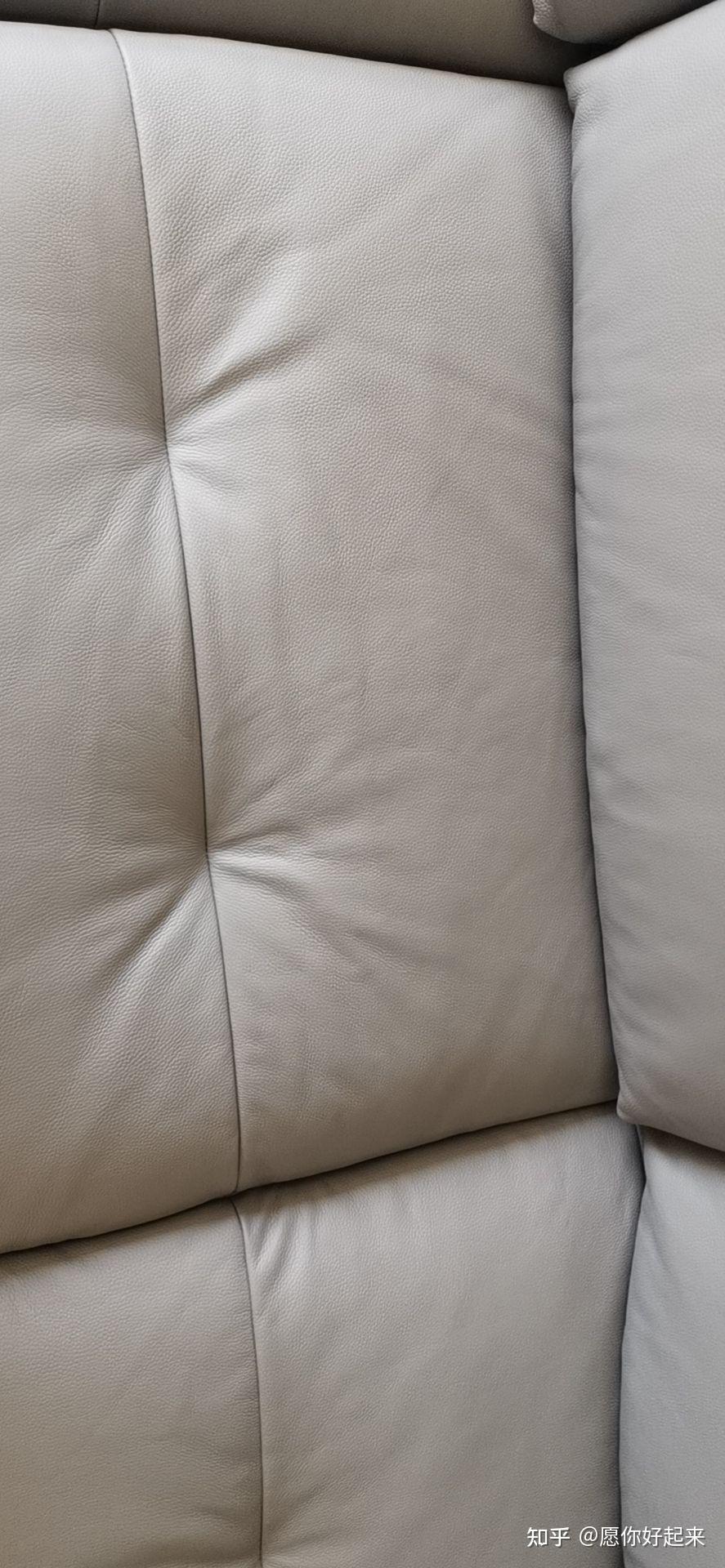 褶皱问题,靠手位置皮褶皱,贵妃位座位处还发现一个小孔,另外整体沙发