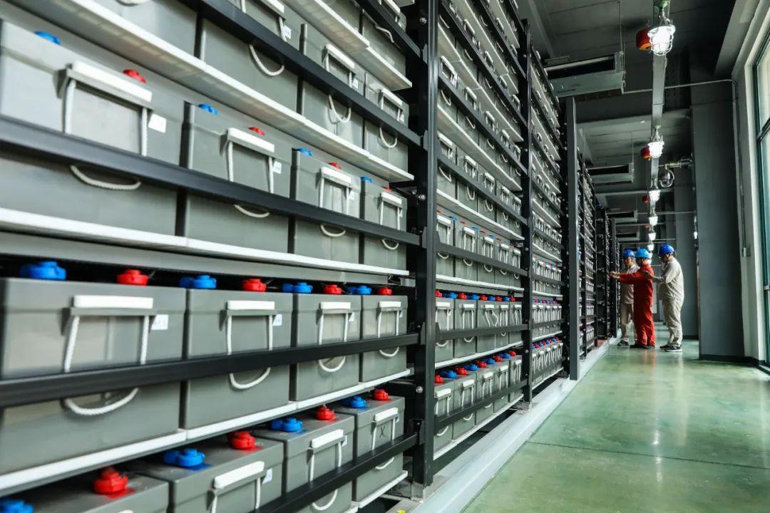 浙江长兴10千伏长兴雉城储能电站内,工作人员在蓄电池室内检测并网