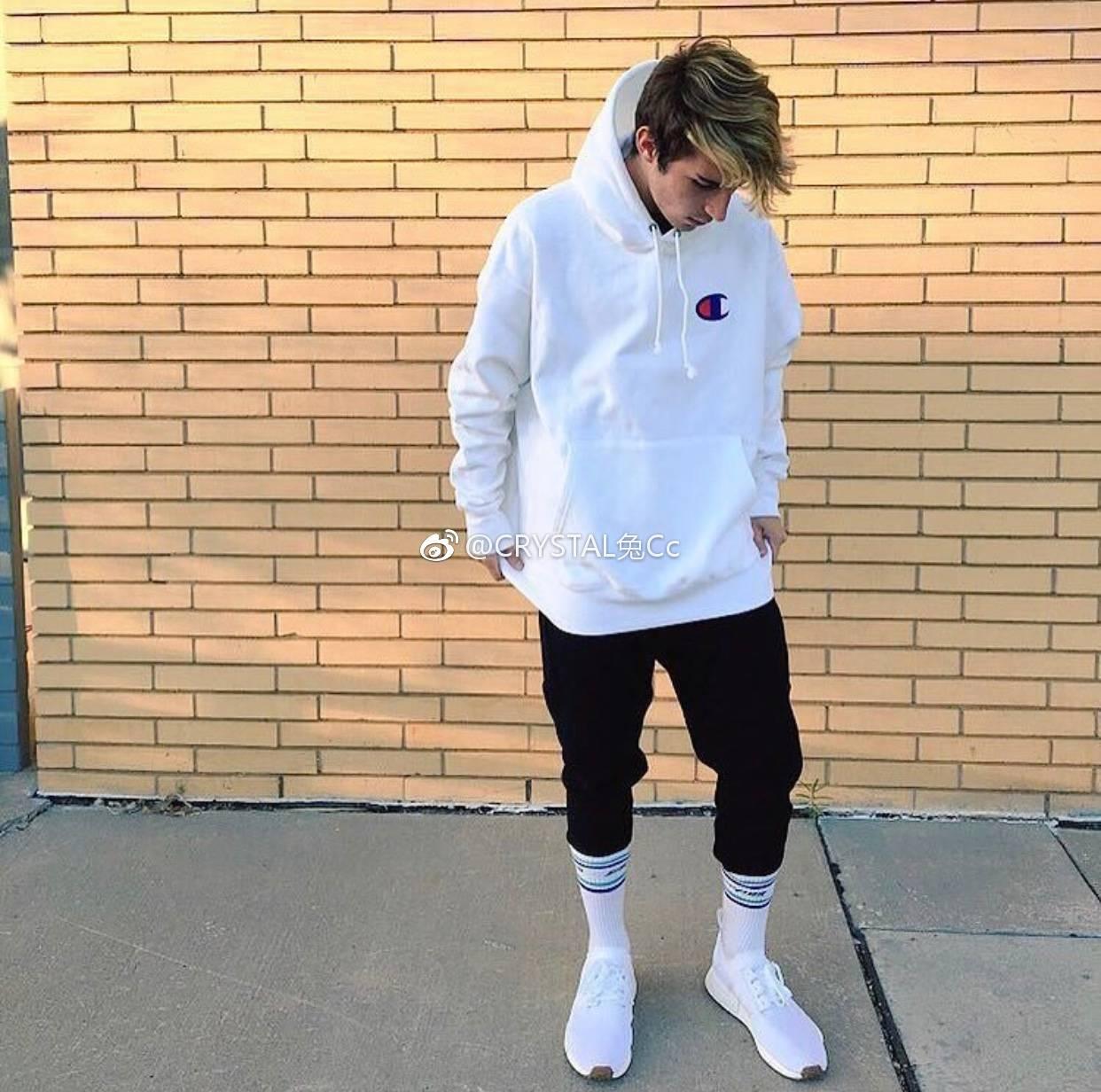 给女朋友买一件半袖 潮牌或者运动品牌哪个好