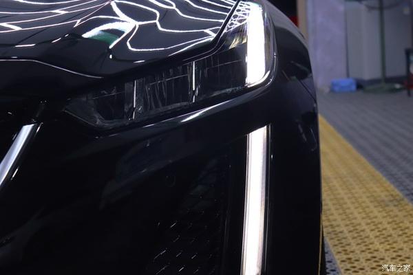 标志性的泪痕大灯!