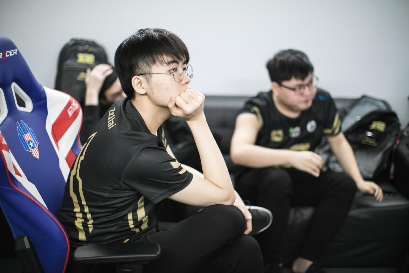 德杯速访rngzz1tai花的姿态