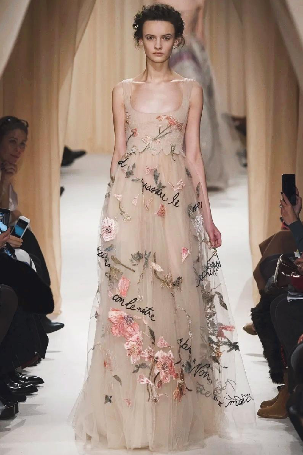 刘亦菲身穿金裙美炸红毯看完这些我怎么想结婚了