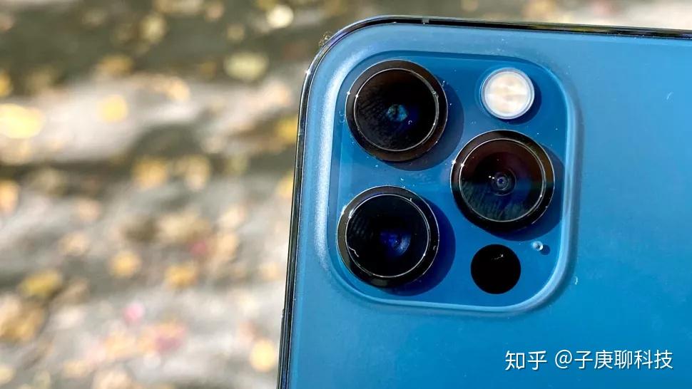 当时,iphone x配备了双后置12mp摄像头,看上去很漂亮,这是一个具有f