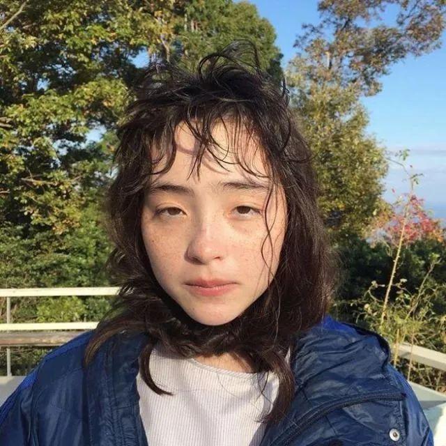 满脸雀斑八字粗眉这位98年永远睡不醒的霓虹美少女世理奈真的有点不一