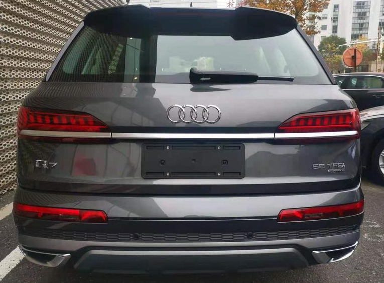 更加偏向年轻时尚实拍2021款奥迪q7售价6888万元起