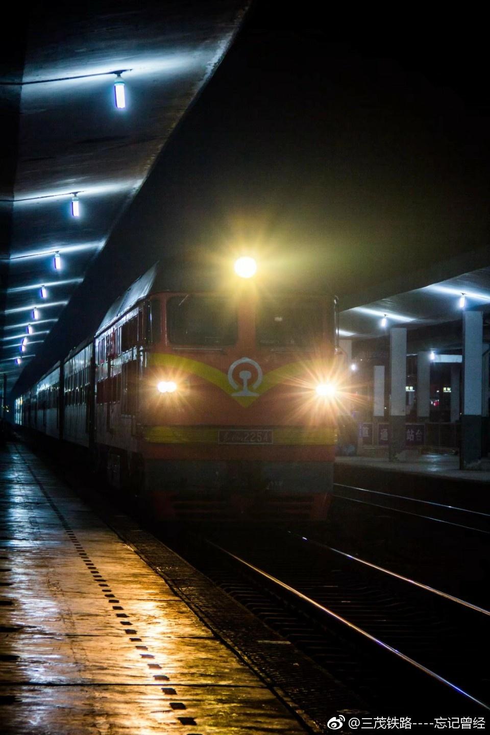 行程的起点是肇庆,k1205次列车仍然由"橘子"df4b牵引.