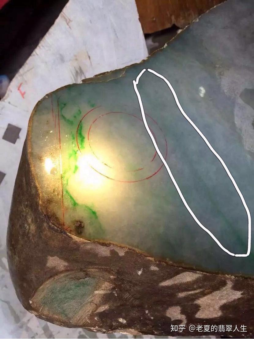 矿主都请了一批很专业的翡翠专家,他们会从翡翠的原石皮口,水路,表现