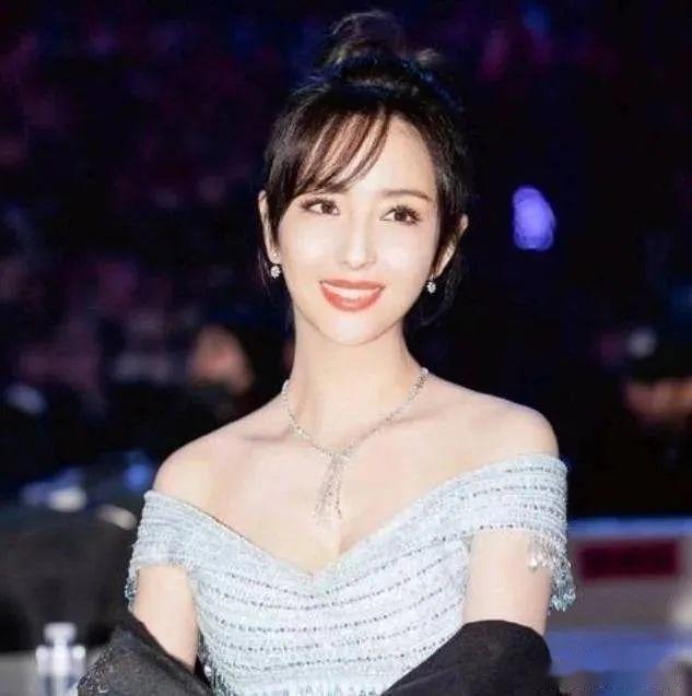 佟丽娅称"全班最丑",本以为是自谦,看到合照:这什么神仙班级 - 知乎