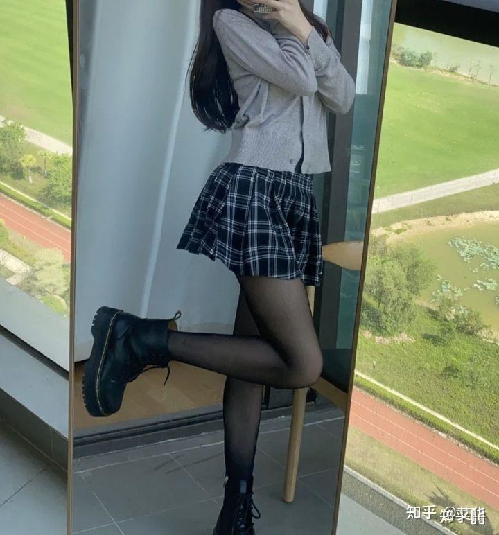 不光有黑丝,还钟爱肉丝一直都有穿 jk77黑丝绝配子黑色跟肉色丝袜啊