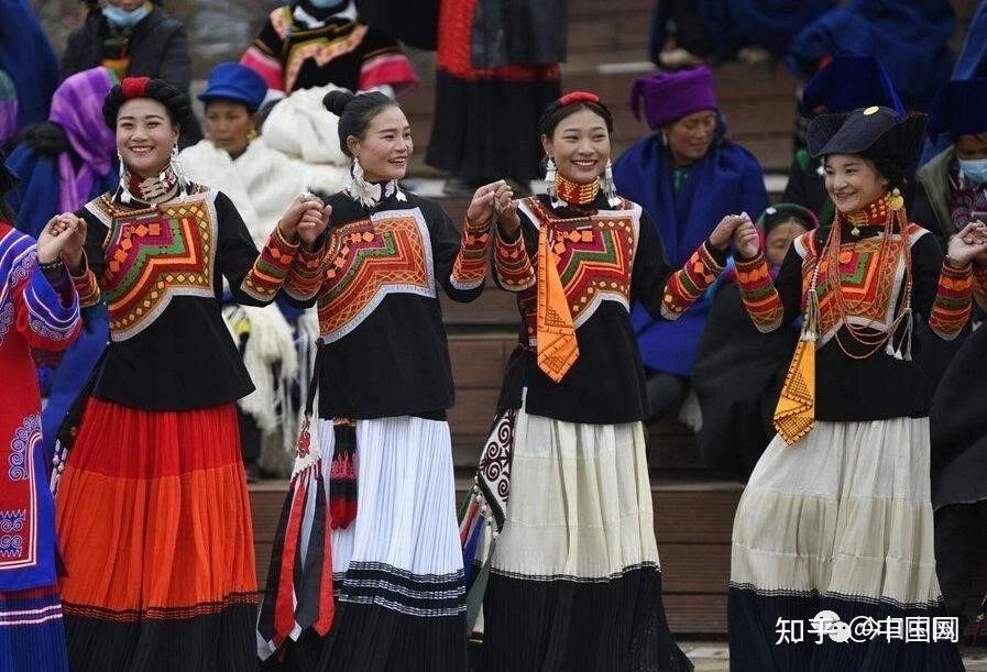 "沐恩邸社区副书记海来木呷说,悬崖村村民从贫困户到市民的转变,远不