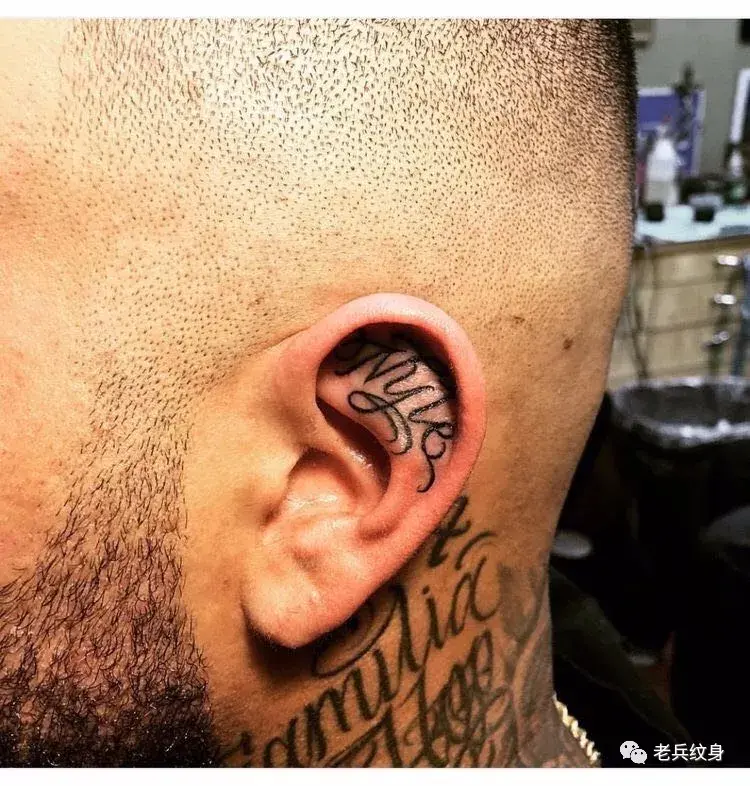 纹身素材男生耳软骨纹身