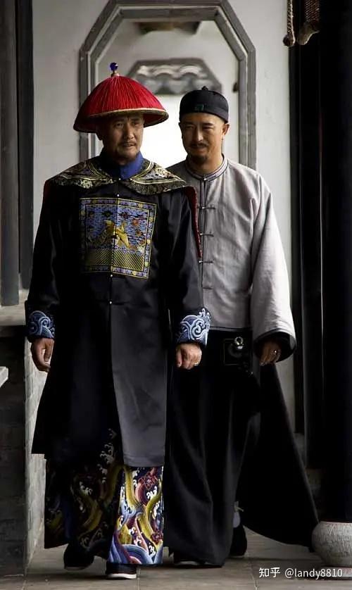 该剧围绕一本秘密账册展开,描写了乾隆年间以汪朝宗为代表的一代盐商