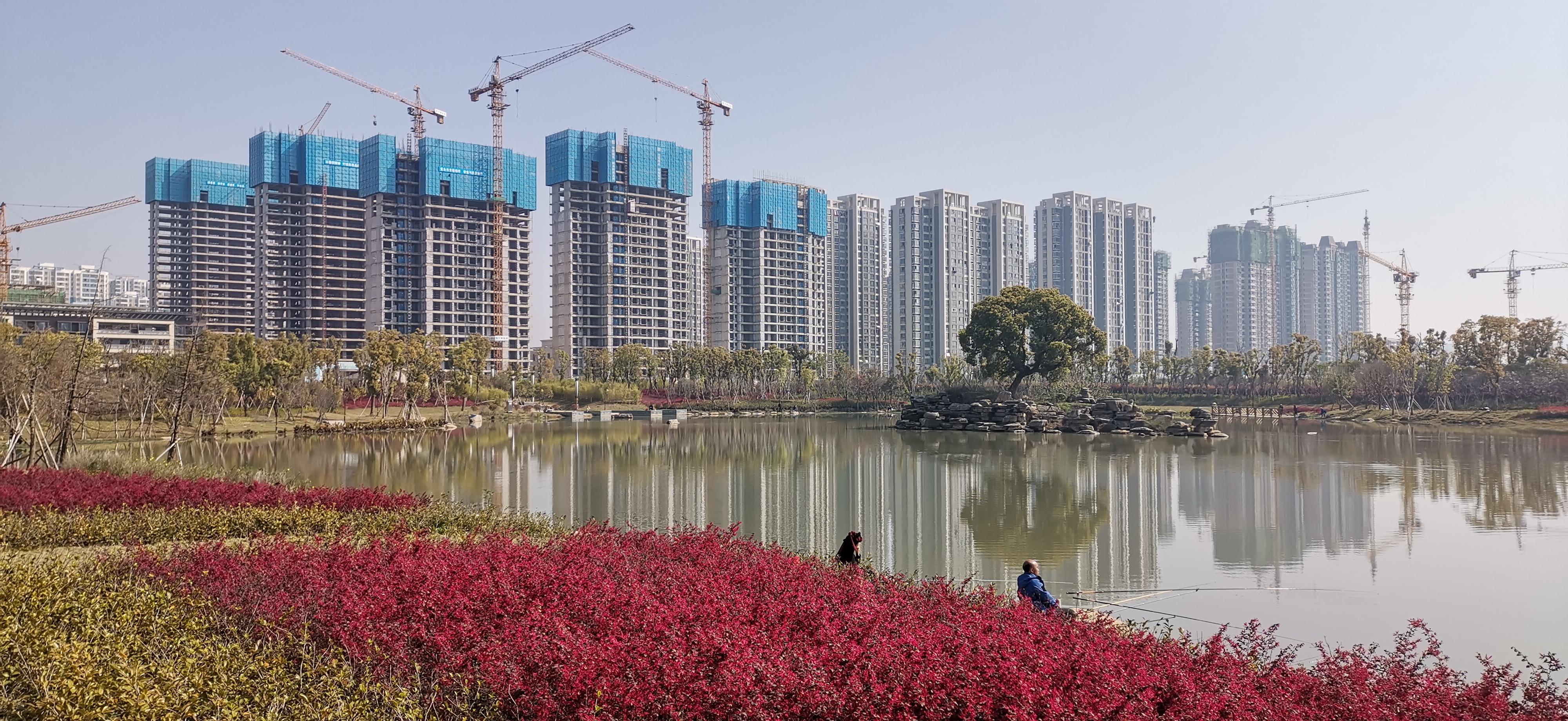 阳春三月,漫步在吉安鹿鸣湖公园里,微风吹来,神清气爽.
